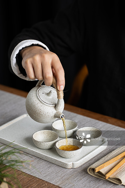 一只手倒茶水图片素材