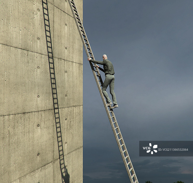 站在高梯上的男人图片素材