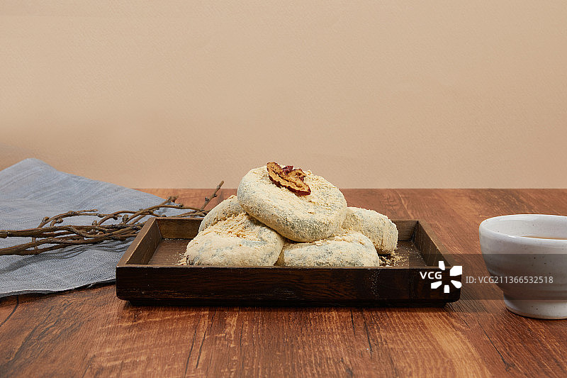 韩国传统甜点，枣茶和黄豆糕图片素材