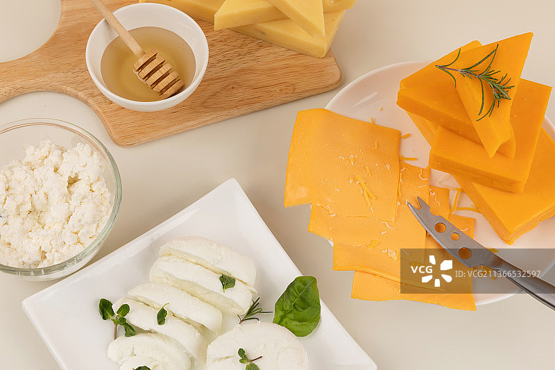 莫扎里拉奶酪、意大利乳清干酪、切达奶酪和埃曼塔奶酪图片素材