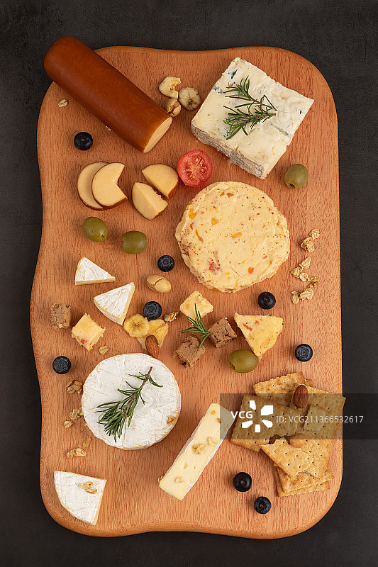 黑色背景下的奶酪拼盘图片素材