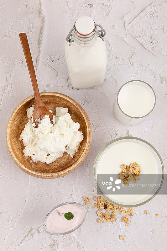 牛奶和酸奶系列，白色背景图片素材