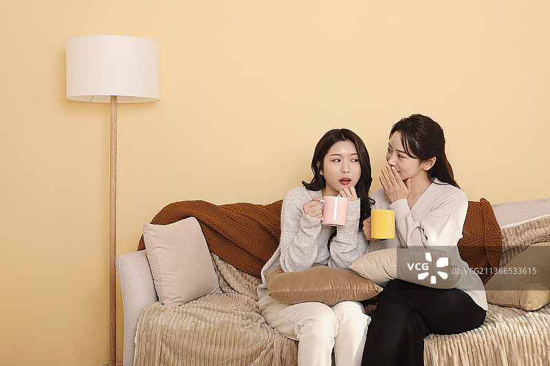 亚洲韩国女人在冬天在室内享受茶点时光图片素材