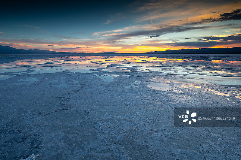 新疆盐湖天空之境图片素材