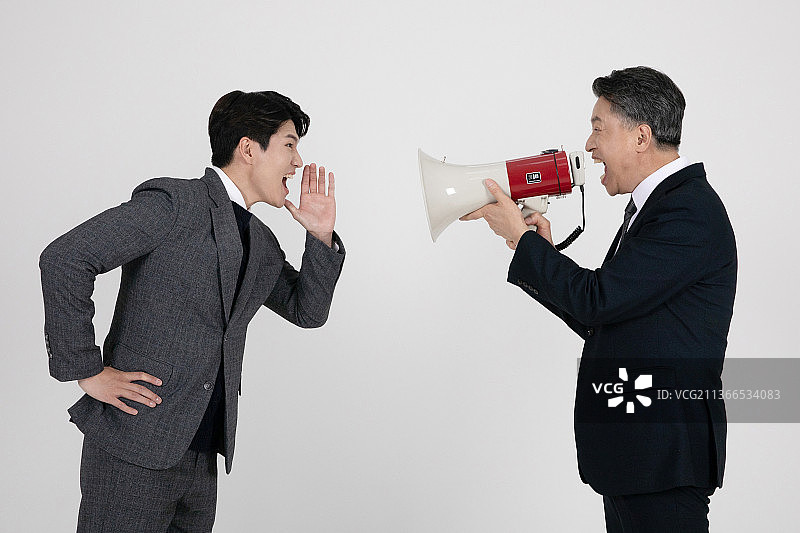 商业概念：韩国亚洲男女对着扩音器喊话图片素材