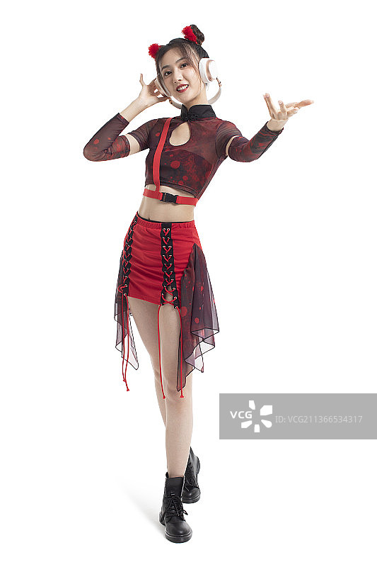 年轻国潮女子听音乐图片素材