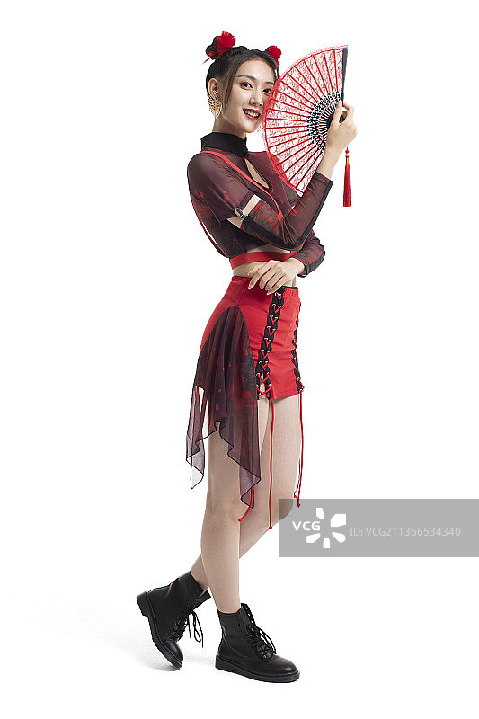 年轻国潮女子拿着折扇图片素材