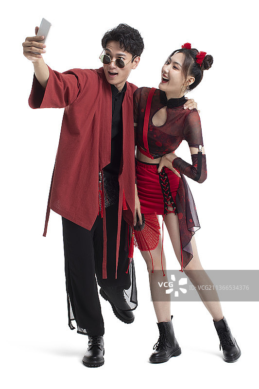 快乐的年轻情侣用手机自拍图片素材