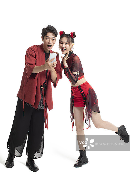 快乐的年轻情侣使用手机图片素材