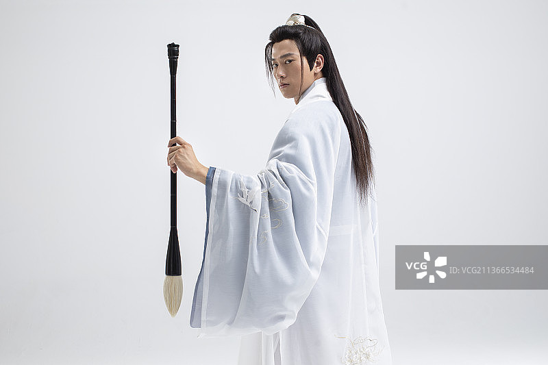 年轻古装男子拿着毛笔图片素材