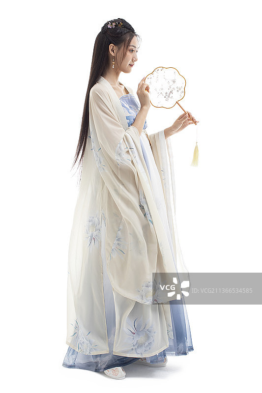 年轻古装美女拿着团扇图片素材