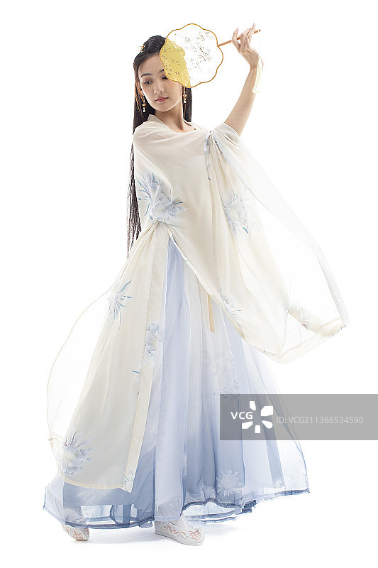 年轻古装美女拿着团扇图片素材