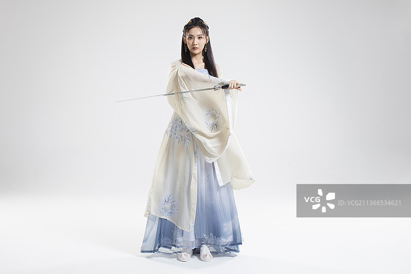 潇洒的年轻女剑客图片素材