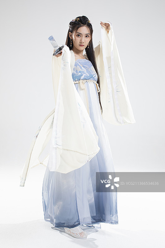 潇洒的年轻女剑客图片素材