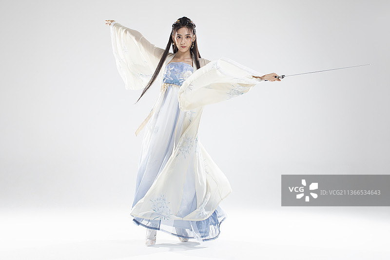 潇洒的年轻女剑客图片素材