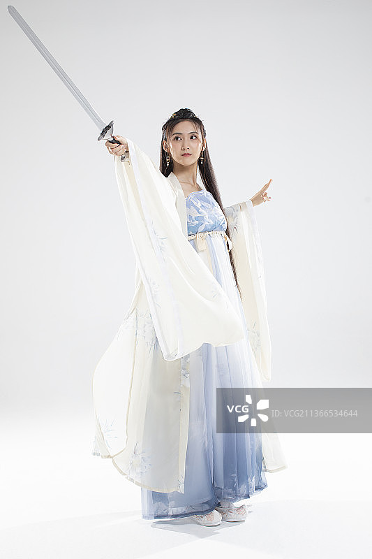 潇洒的年轻女剑客图片素材