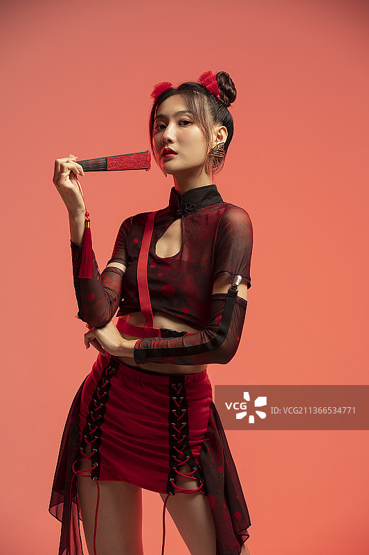 漂亮的年轻国潮女子图片素材