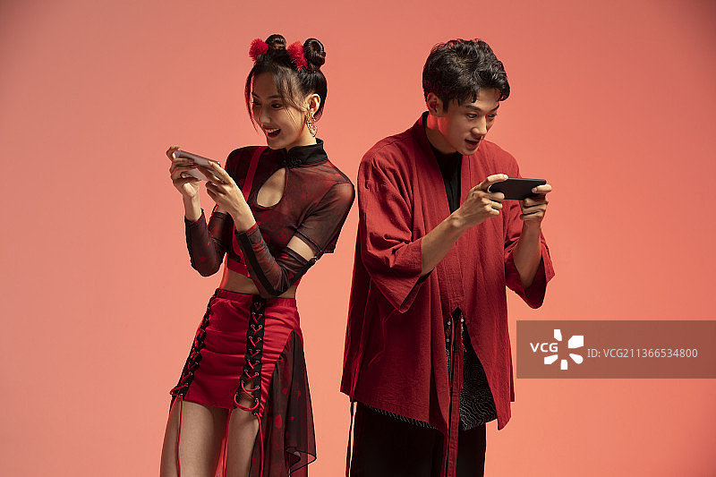 年轻情侣玩手机游戏图片素材