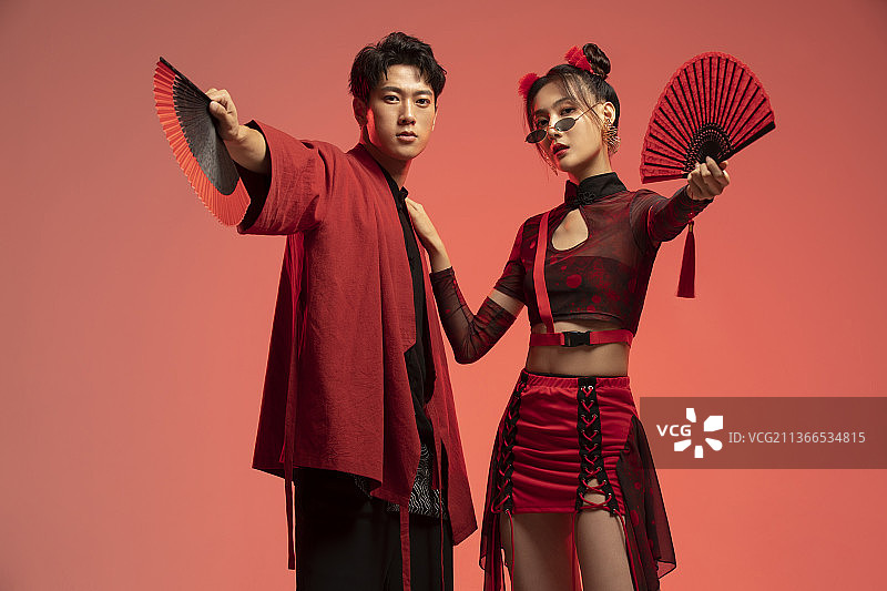 年轻国潮情侣拿着折扇图片素材