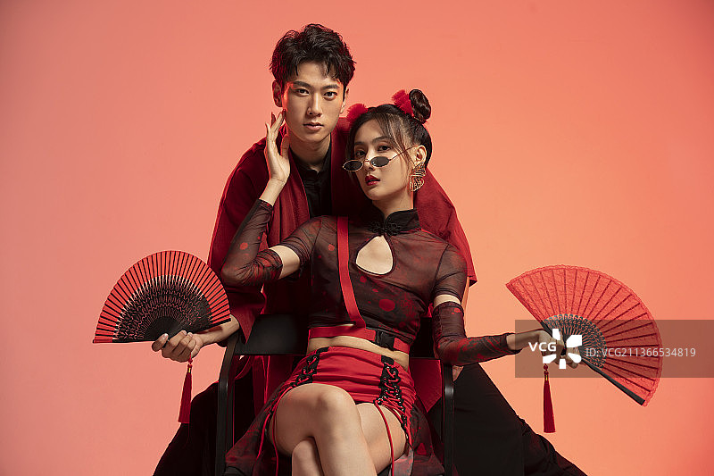 年轻国潮情侣拿着折扇图片素材