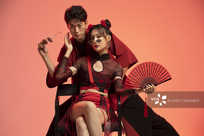 年轻国潮情侣拿着折扇图片素材
