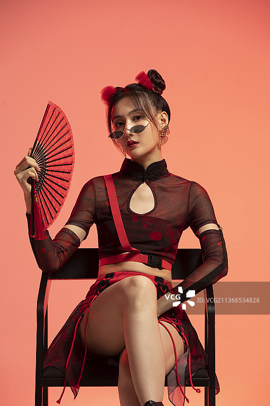 漂亮的年轻国潮女子拿着折扇图片素材