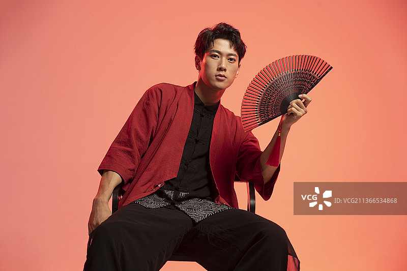年轻国潮男子拿着折扇图片素材