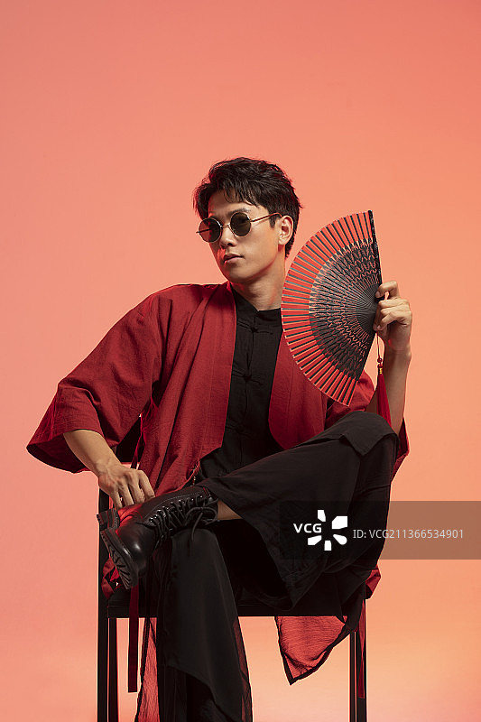 年轻国潮男子拿着折扇图片素材