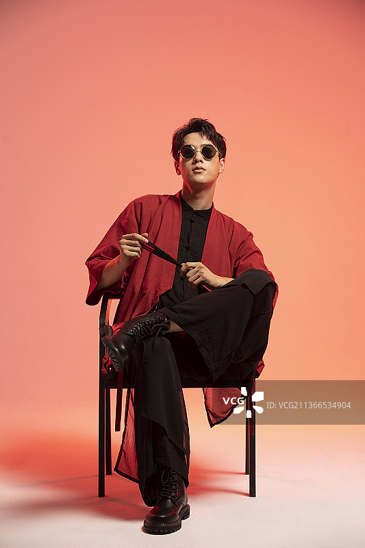 年轻国潮男子戴着墨镜图片素材