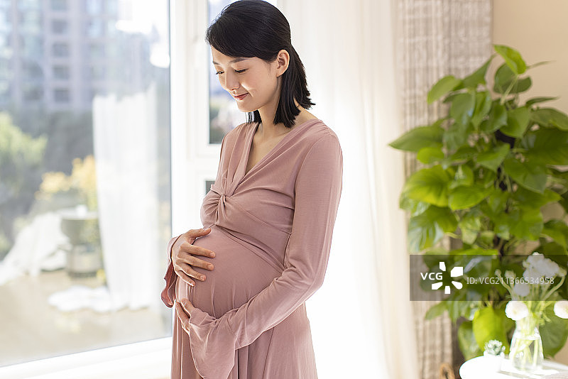 年轻孕妇在家休息图片素材