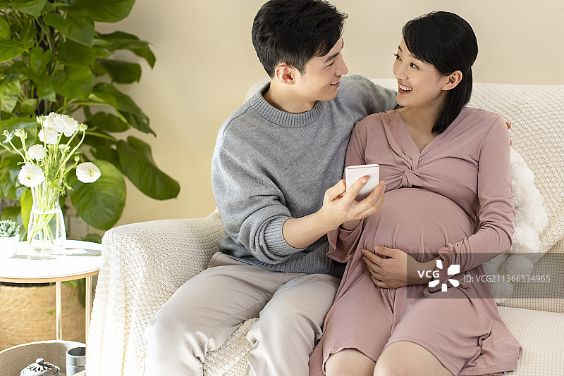 年轻准父母网上购买婴儿用品图片素材