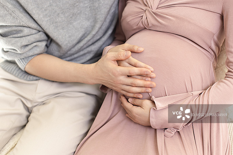 年轻夫妇期待新生儿图片素材