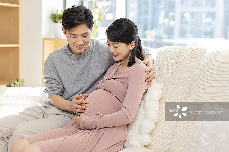 年轻夫妇期待新生儿图片素材