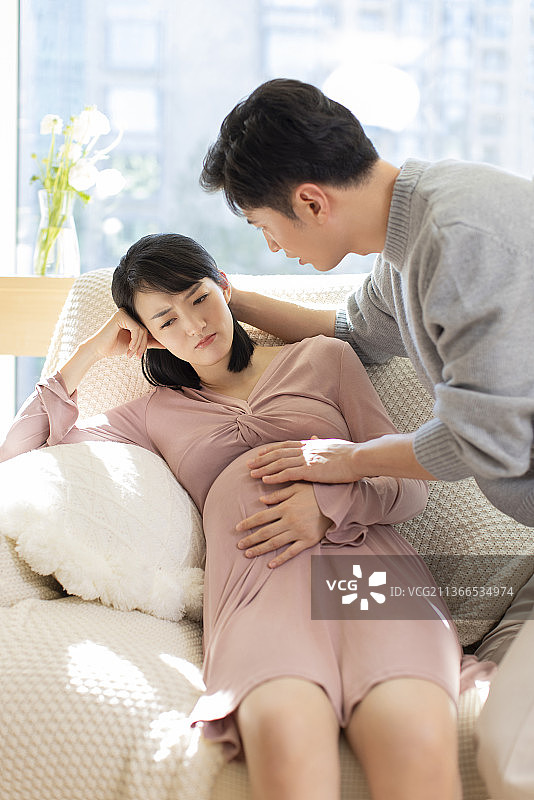年轻丈夫安慰怀孕的妻子图片素材