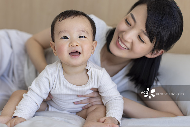 年轻妈妈陪宝宝玩耍图片素材