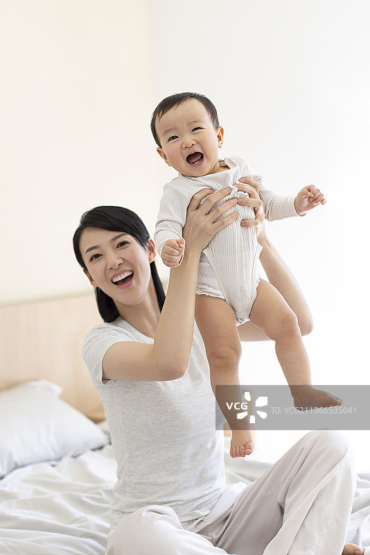 年轻妈妈陪宝宝玩耍图片素材