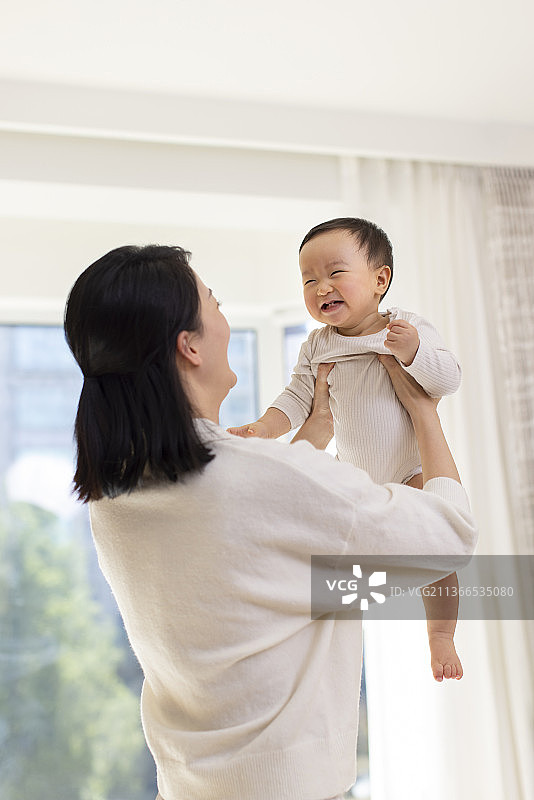 年轻妈妈陪宝宝玩耍图片素材