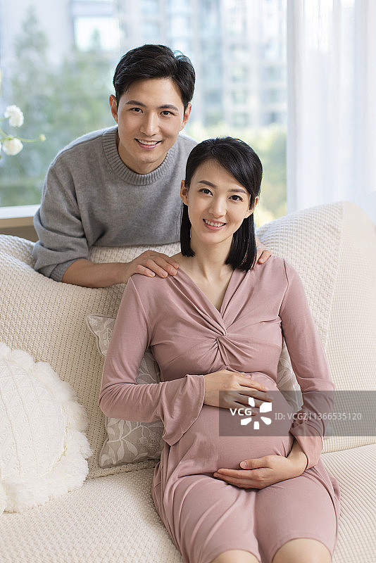 快乐的年轻准父母图片素材