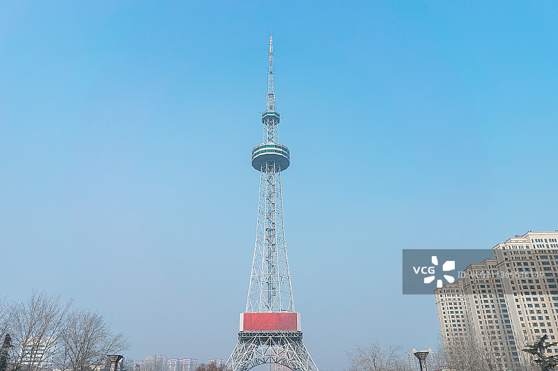 中国山东省泰安市新泰县城，城市广场上的标志性建筑电视塔铁塔图片素材
