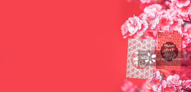 春节桃花树上挂满了福字红包图片素材