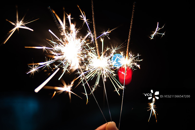 手持仙女棒烟花图片素材