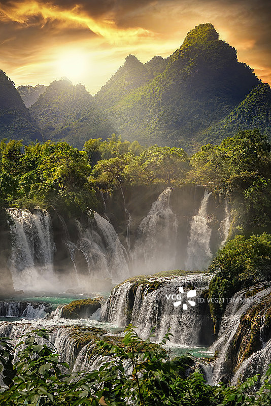 德天瀑布 中越边境线上的德天瀑布图片素材