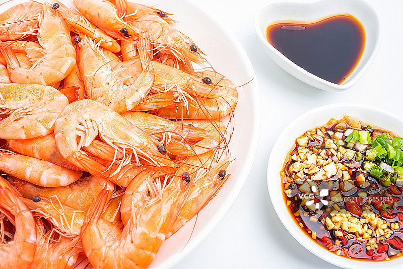 一碟基围虾和调味酱图片素材