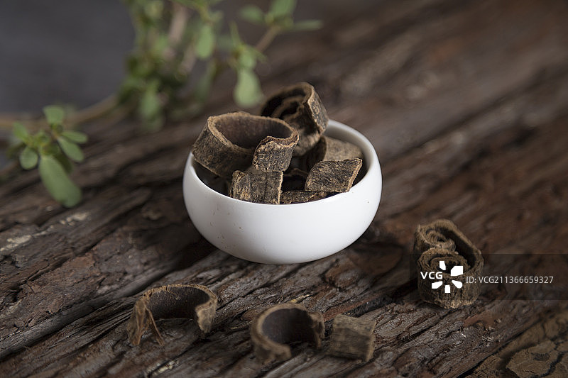 中国古风背景的中药厚朴特写图片素材