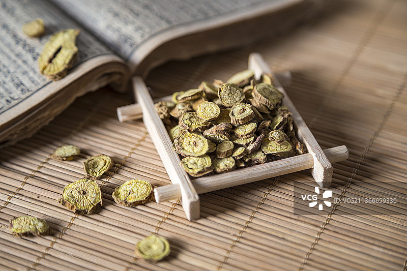 中国古风背景的中药黄芩特写图片素材