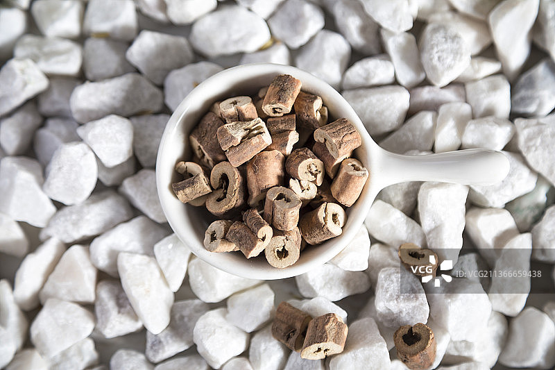 中国古风背景的中药牡丹皮特写图片素材