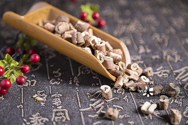 中国古风背景的中药牡丹皮特写图片素材