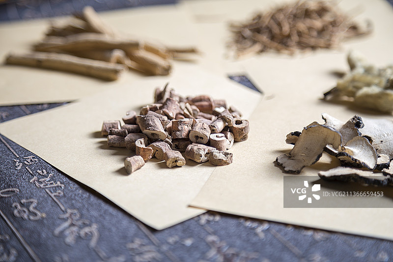 中国古风背景的多种中药特写图片素材