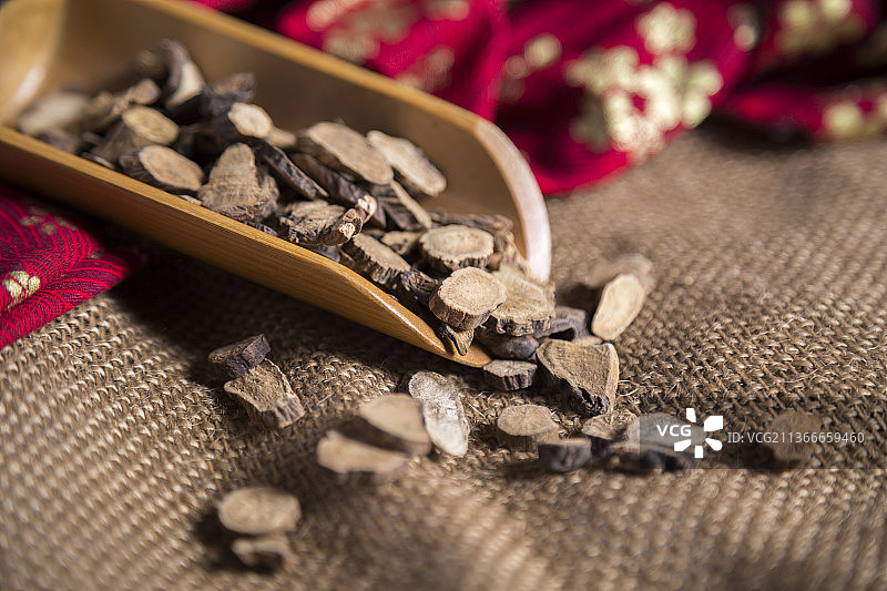 中国古风背景的中药赤芍特写图片素材