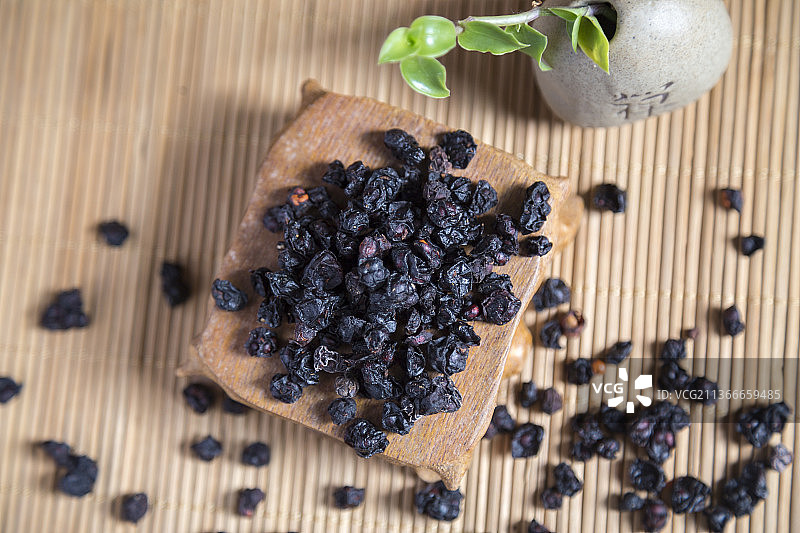 中国古风背景的中药五味子特写图片素材